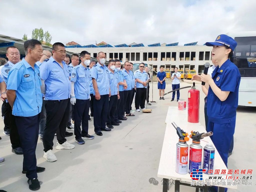 海阳市交通运输局局长于在洲在仪式上讲话，指出启动仪式暨应急演练不仅拉开了海阳市交通运输系统“安全生产月”的序幕，也为保障市民出行安全奠定了坚实基础。同时，演练也检验了应急预案的可行性和有效性，为今后更好地应对类似情况积累了宝贵经验。海阳市交通运输系统将以此次活动为契机，持续加强安全管理，不断提升行业安全水平，为城市的交通运输事业保驾护航。