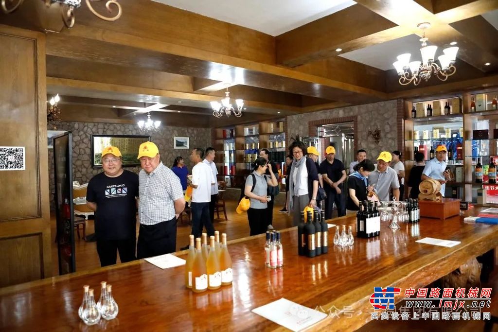 会议期间，与会领导观摩了烟台市重点葡萄酒企业的葡萄名酒展。
