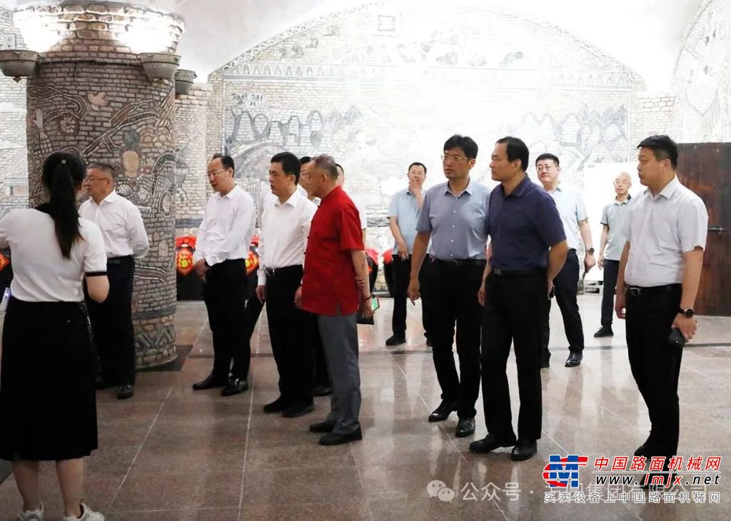 重点考察了烟台金鼎葡萄酒业有限公司，走进生产车间、地下酒窖、品鉴中心，了解金鼎酒业葡萄酒的生产工艺和品质把控程序，感受特色文化。