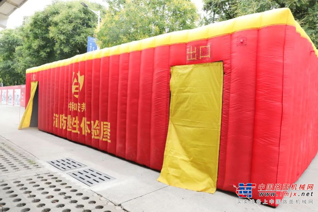 公司副总经理、安全总监李益，党委工作部总经理张怀智、安全质量环保部总经理刘汝晓等出席活动。活动由安全质量环保部主办，公司工会、机关三党支部协办，来自各单位的近百人参加。