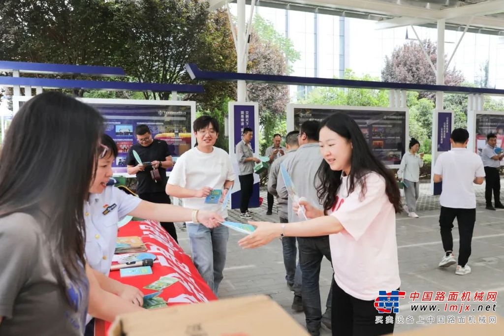 “刚刚进体验屋时，还是很害怕，因为里面真的很黑，什么都看不见，一定要掩住口鼻，弯着腰，摸着墙，最重要的看着安全出口的指示牌。我觉得这样的活动真的很有意义，我学到了不少应急逃生知识，印象很深刻。”参与体验的员工表示，虽然整个体验过程只有短短几十秒,但却感到“度秒如年”。