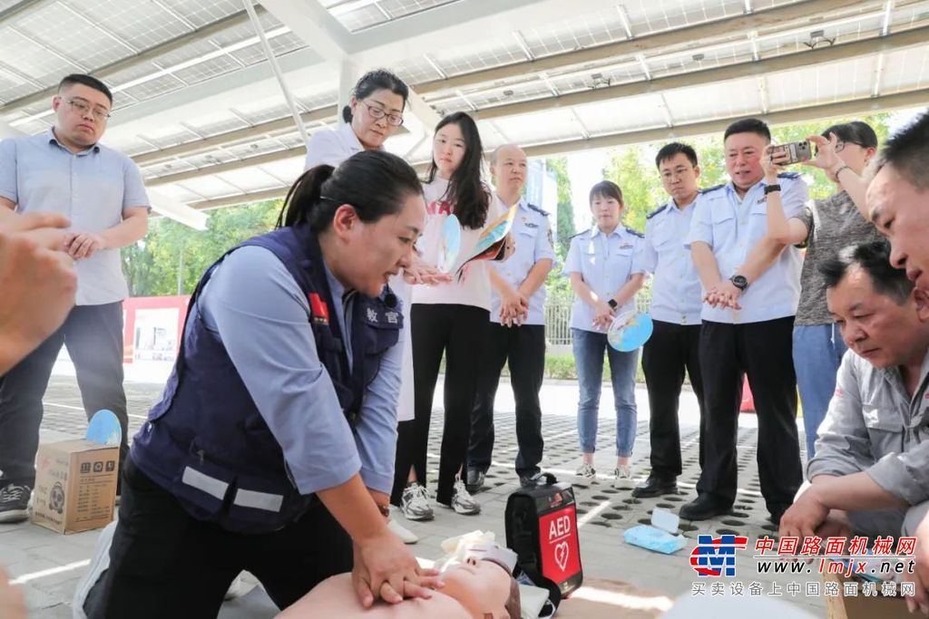 心肺复苏（CPR+AED）急救培训老师以理论和实践结合的方式进行授课。在理论授课环节，授课老师结合急救工作中的实际案例，对心肺复苏基本救护知识、心肺复苏（CPR）操作步骤、自动体外除颤仪（AED）的使用方法及救助过程中的注意事项等应急救护基础知识进行了详尽易懂的讲解和示范；授课结束后，培训老师利用人体模型，着重强调实操重点和难点，并组织、指导学员进行胸外按压、口腔异物清理、人工呼吸、AED除颤仪除颤等实操训练，确保参训学员熟练掌握心肺复苏、胸外按压和人工呼吸等基本应急救护技能。