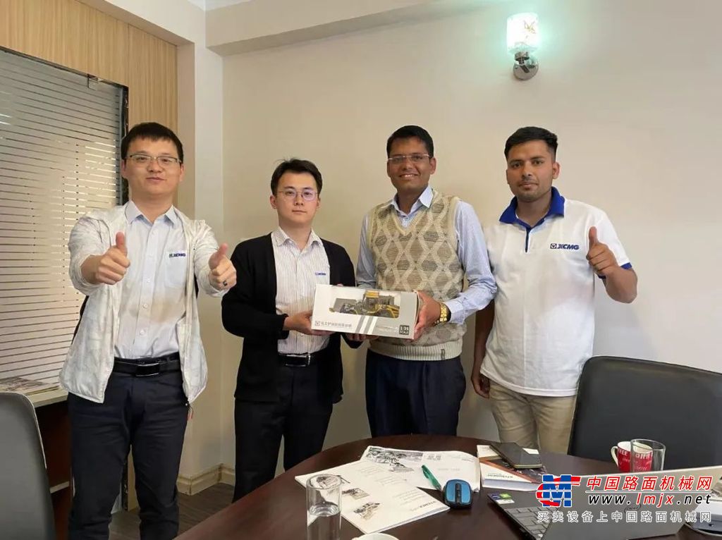 	2019年，张义站在越南熙攘的街头，这里是他海外征途的第一站，也是徐工装载机亟待突破的市场。当时，欧美二手装载机已早早占据该市场，国内同行也已短兵相接，他意识到突破市场的关键在于赢得客户的心。