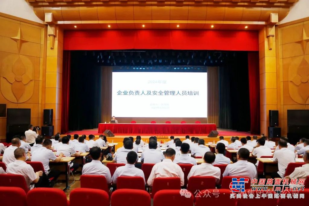 海阳市应急管理局党委成员、副局长张春黎在开班仪式上讲话，强调了安全生产对于企业和社会发展的极端重要性，对方圆集团一直以来在安全生产方面所做出的努力予以充分肯定，同时对下步的安全管理工作提出更高要求：一要提高认识、学有所思，牢固树立“培训不到位就是重大安全隐患”的理念；二要端正态度、学有所成，切实实现“要我安全”到“我要安全”的转变；三要狠抓落实、学有所用，积极践行“功成不必在我、功成必定有我”的担当。希望通过培训，增强各级管理者的安全意识，提高安全管理水平，让每位员工都成为安全生产的参与者、守护者和受益者。