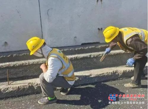 	该项工艺措施是中交西安筑路机械有限公司承接昌金改扩建SSZ1标水稳基层施工中，为治理改扩建项目新老路水稳基层拼接，质量检验取芯搭接处水稳碾压松散、密实度差、新老路面难以黏结成整体，这一水稳基层路面拼宽施工的最大难题，中交西筑路面工程分公司昌金项目部将生产经营中的难点、堵点变成创新课题，积极主动探索，勇于创新，立足施工现场安全、质量、工效等方面的需求，组织青年技术人员开展QC攻关，通过学习交流、对比实验，清洗冲刷——涂抹水泥糕——边部布料——自动注浆——边部补压——人工补浆“六步法”工艺，有效提升了水稳新老路搭接处的施工质量，经过试验推广取得了显著效果。