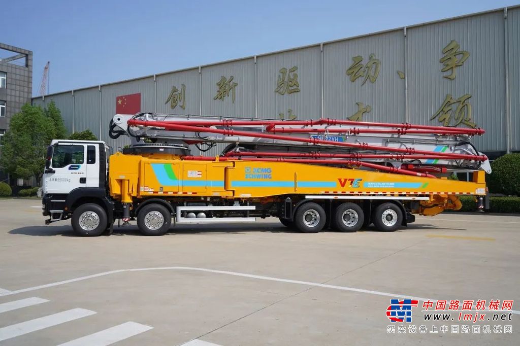 	徐工五桥72米微混泵车，搭载微混系统，实现“燃油泵送”与“纯电待料”的完美结合，综合油耗降低10%-15%，16度超大电池+15千瓦电机，可实现电动搅拌+电动清洗+电动空调，真正实现绿色节能。