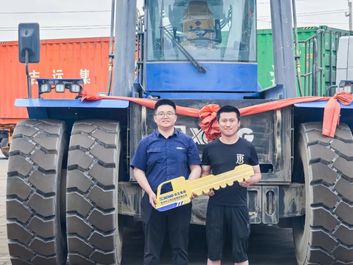 【绿色化】中蒙最大货运公路口岸首台纯电正面吊，启用！