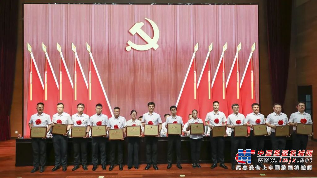 徐工集团党委副书记、工会主席甄文庆作题为《变革创新攀高峰 勇挑大梁向未来 为推进内涵式高质量发展凝聚新的磅礴力量》的党委工作报告