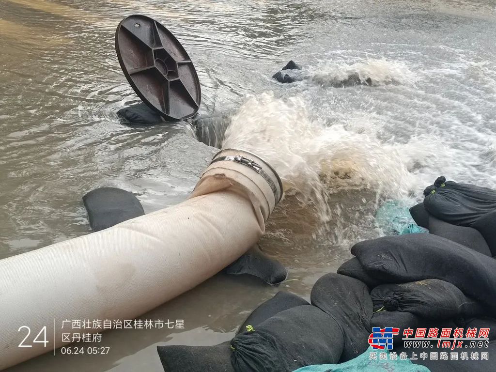 	作为当地重要的交通枢纽，桂林火车站拥有一个占地约8000㎡的地下车库，暴雨引发的城市内涝如灌注一般将上下两层地下车库淹没至两端入口。