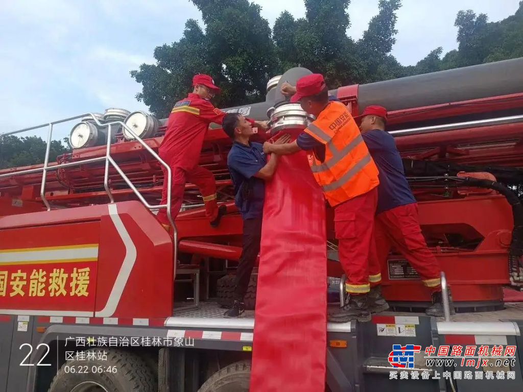 据前线工作人员介绍，由于连日暴雨，地下排水设施已不堪重负，徐工排水抢险车到达现场后，为不给排水设施增加负担，并未选择高功率排水方案，而选择了稳中求进。