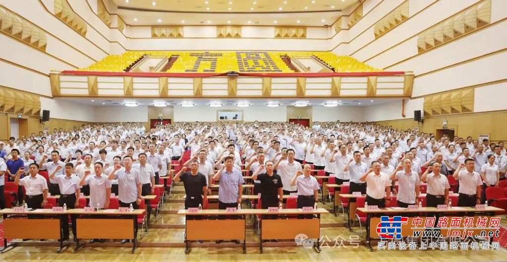 	大会在全场人员齐声高唱的国歌声中拉开序幕。