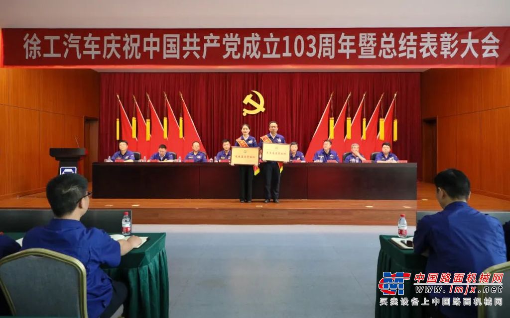 	一年来，在徐工汽车深入推进“五化”产业转型升级的进程中，涌现出了一大批先进典型。从技术创新到市场开拓、从安全生产到管理变革，他们立足岗位，为公司发展走在前列、勇挑重担、作出贡献。