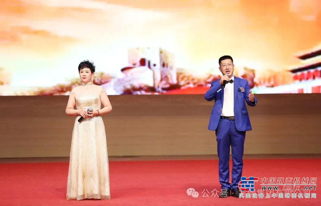 海阳市职工艺术团与方圆集团的文艺骨干共同表演了精彩的文艺节目，激励全体与会人员在奋进的旋律中重温红色经典，激扬爱国情怀。