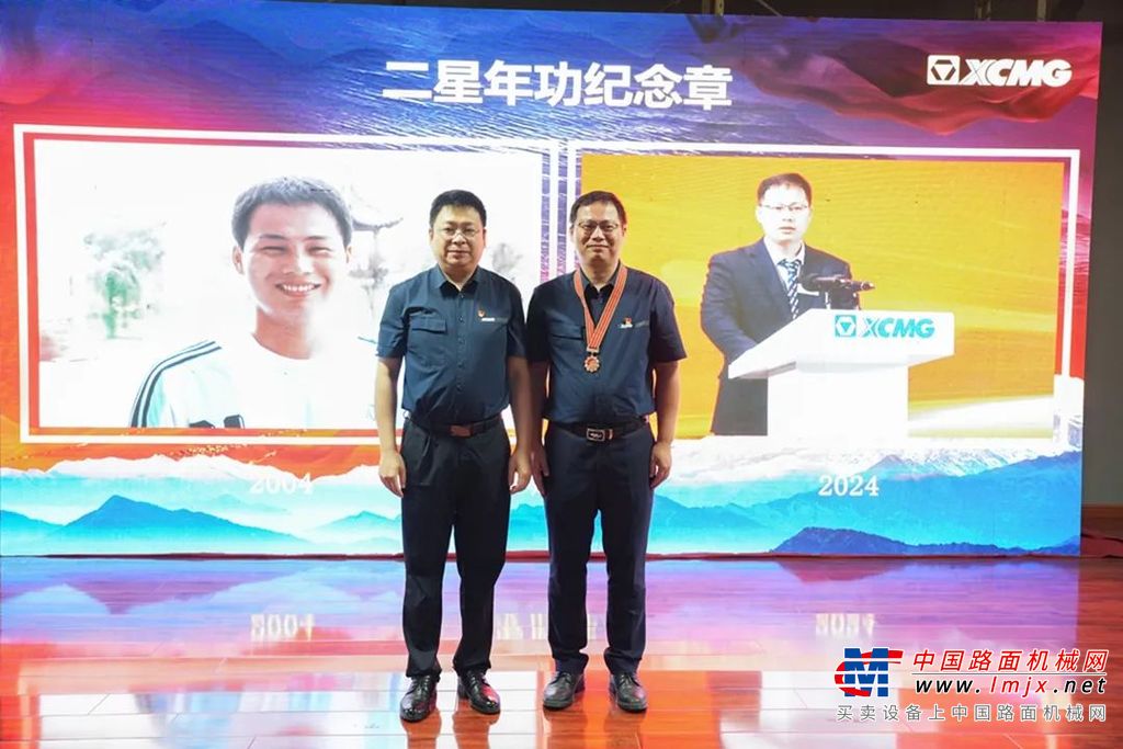 在奋进徐工国际化新征程中，涌现出一批走在前列、勇挑重担，作出突出贡献的先进集体和个人。徐工国际事业总部党委副书记、纪委书记、工会主席蒋南宣读表彰决定。