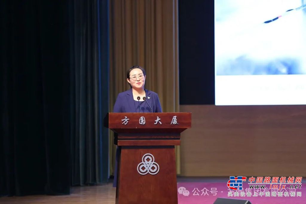 新党员进行入党宣誓，其他党员重温入党誓词，大家面向鲜艳的党旗，紧握右拳，庄严宣誓。“我志愿加入中国共产党，拥护党的纲领，遵守党的章程，履行党员义务，执行党的决定，严守党的纪律，保守党的秘密，对党忠诚，积极工作，为共产主义奋斗终身，随时准备为党和人民牺牲一切，永不叛党”的铮铮誓词响彻会场上空。