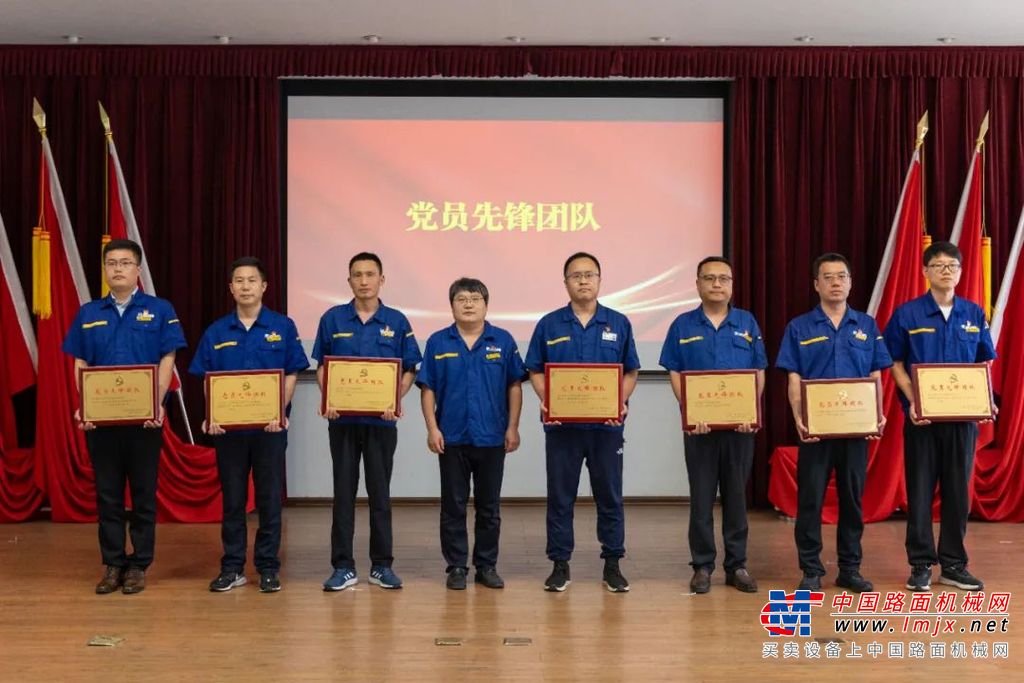 事业部党委副书记、纪委书记、工会主席孙毅德同志作题为《党建引领强信念 知重负重勇担当 全面推进事业部内涵式高质量发展》的党委工作报告，全面回顾了一年来事业部党委深入贯彻落实党的二十大和徐工第二次党代会精神，严格落实全面从严治党主体责任，坚决扛起高质量发展政治责任，抓班子管干部、强基础树标杆、育人才谋创新、筑文化促融入、聚合力添动力、强监督正风气，团结带领广大党员、干部职工弘扬“思辨、革命、创新、登顶”的企业精神，真抓实干，攻坚克难，全力推进智改数转网联董事长“一号工程”变革转型落地，全面打造“4+X”成套化液压产业体系，并提出下一步重点工作举措。
