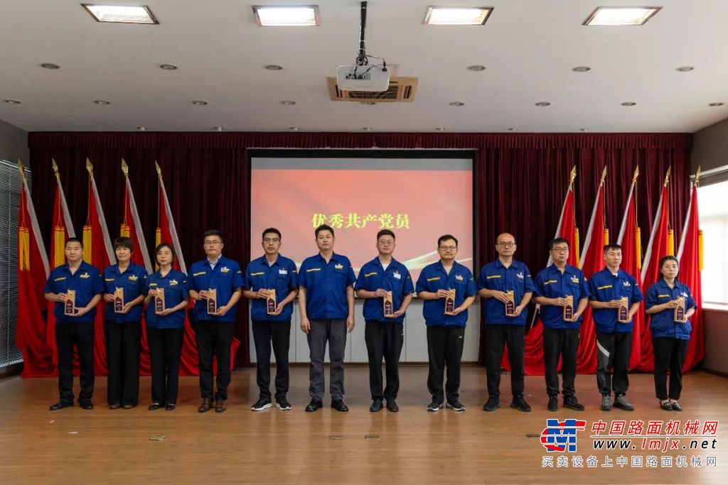 事业部副总经理刘庆教同志宣读《关于表彰2023年度党建与思想政治工作先进集体、优秀个人的决定》。