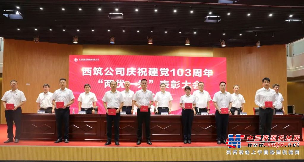 梁钢作案例分析。图为会议现场。