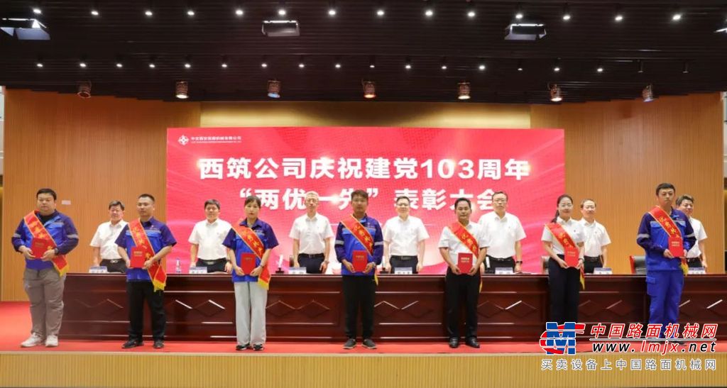 彭正勇作专题授课。图为会议现场。
