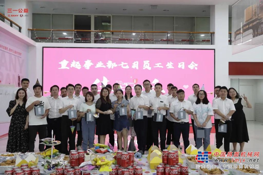 贺宇星作为文学活动志愿者与余华合影