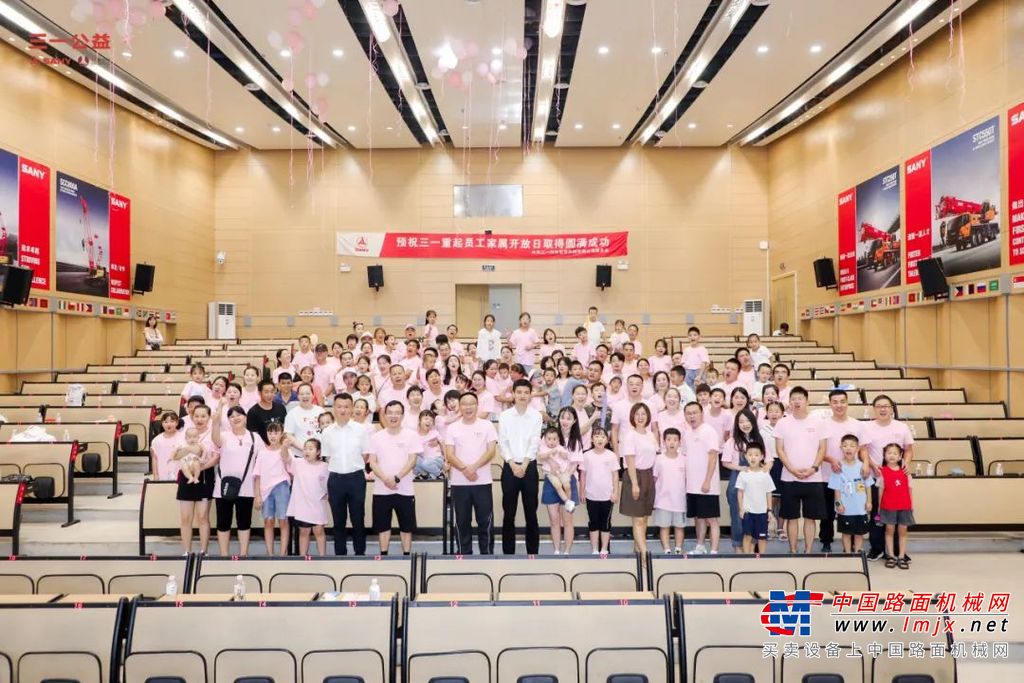 为残疾村民插秧中的贺宇星