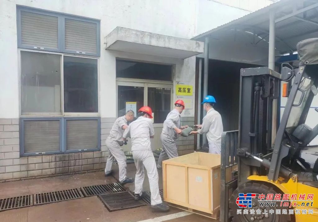 目前，强降雨仍在持续，临沂城区已多处出现严重内涝，部分地区的积水甚至超过了100毫米，而随着上游水位上涨，排水形势更加艰巨，对城区安全带来不利影响。