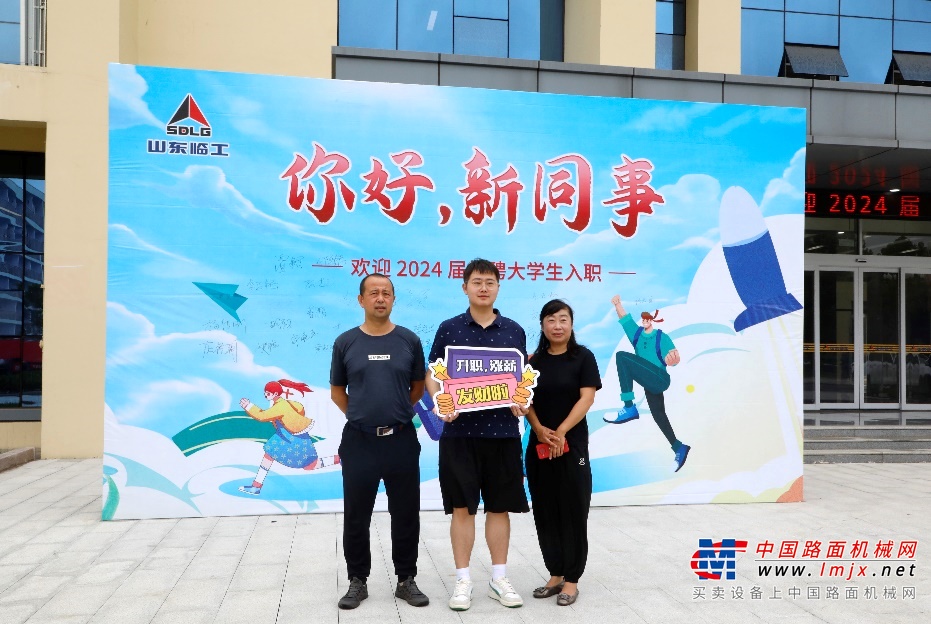 新员工进入公司大门，更为周到的接待服务扑面而来：工作人员和志愿者热情地帮助他们搬运行李、收发资料，引导他们办理报到、入住手续，全流程一站式服务。