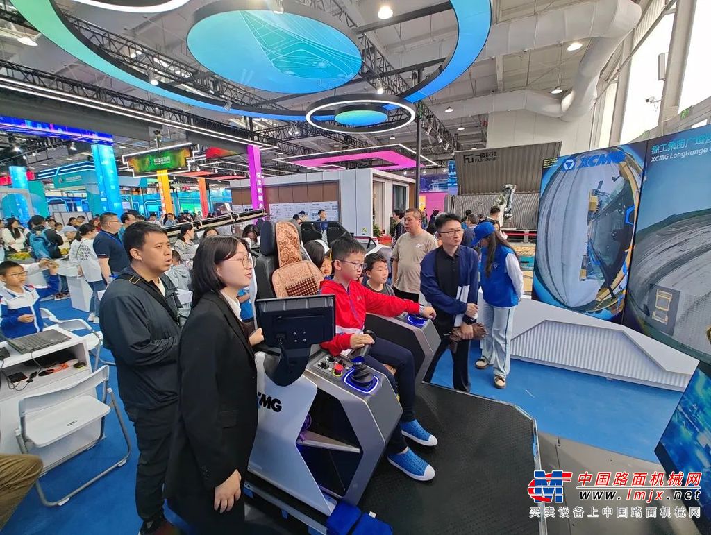 智慧驾舱作为徐工道路数字化智能施工集群综合指挥系统的核心部分，以跨地域级的运程遥控驾驶平台为载体，集成了5G远程通讯、超低延迟实景再现、施工环境深层感知和道路施工集群调度功能，并利用神经网络深度学习技术训练道路施工图像特征模型，实现了景深计算、路缘跟踪和目标识别功能。