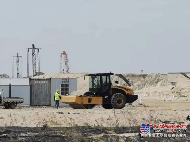 	随着厦门翔安国际机场建设项目的深入推进，三一5台C10系列22吨全液压双驱单钢轮压路机相继投入使用，成为该项目填海区域及飞行区场道施工的重要力量。