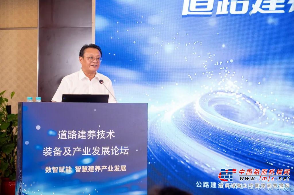 同日下午，第八届数字交通论坛分论坛————“道路建养技术，装备及产业发展论坛”在镇江举办。分论坛由徐工道路机械事业部与江苏省综合交通运输学会公路分会联合主办，探索筑养护机械行业高质量发展的增长动能和发展路径，瞄准世界绿色智能装备制造技术前沿，加快筑养护机械行业战略性、颠覆性技术的研究与突破，为我国道路建养技术的发展贡献智慧和力量。