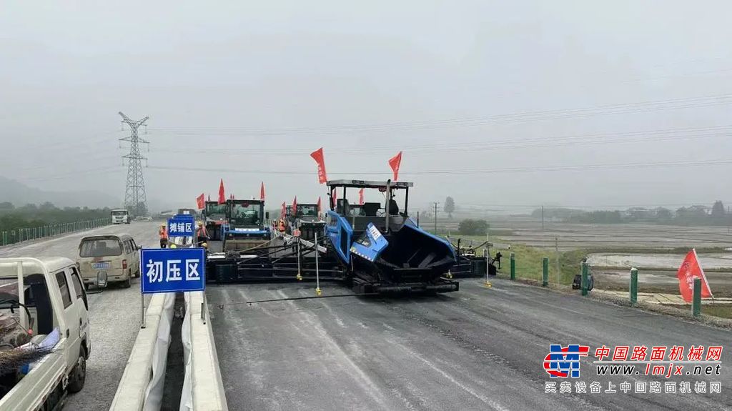 本次宣泾高速的沥青无人化施工具有三个突出的特点：实现完全交付、技术应用最全、全线应用无人。