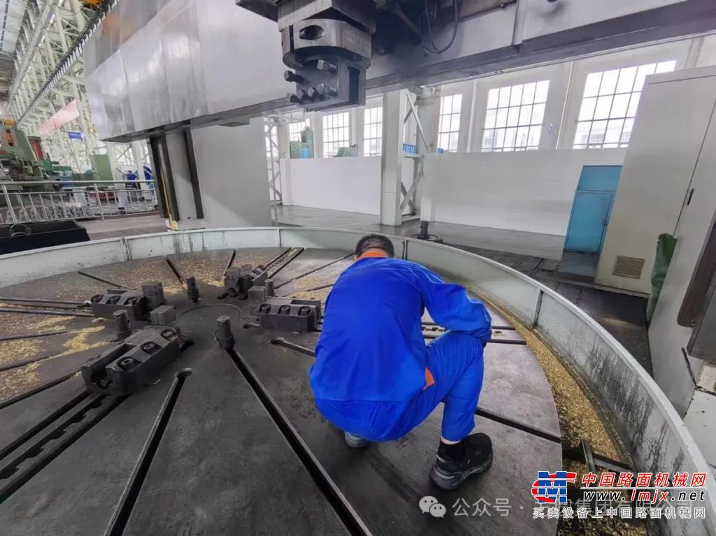 骄阳似火，热浪灼人，却抵挡不住一线员工奋进的脚步，他们默默坚守在各自岗位上，用汗水诠释着爱岗敬业的内涵。