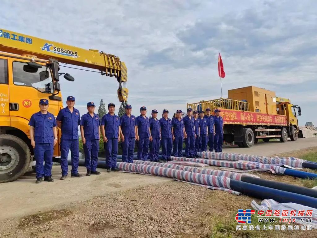 	公开报道的画面中，泥土、石块堆积在受灾现场，雨还在下，徐工人员等各方力量坚守岗位，都已经全身湿透。	徐工黄成为灾区的一抹亮色，带来生命的希望。黄色安全帽是徐工救援人员的标志，也为灾区民众带来安全，大家都说，看到徐工在，心里的大石头就放下一半。