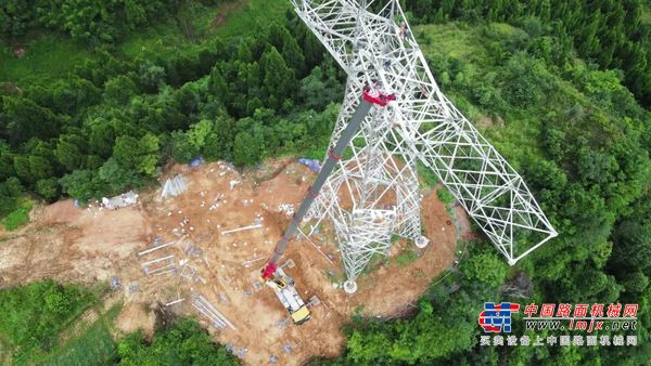 80吨全地面上场，助力哈重线-四川标段800kV特高压建设