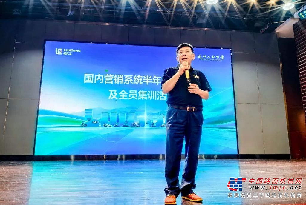 	此前，国内营销中心开展了半年复盘研讨活动。宁健图对国内营销上半年运行结果及下半年关键策略进行解读。12条产品线及后市场营销总经理就市场与竞争分析预判、全年目标达成对标及关键举措进行汇报。文武依次给予指导点评，敏锐地识别出每个产品线的关键问题并进行一一指导。他指出，营销平台职能部门要与产品线结对子，形成支持帮扶方案，助力产品线目标达成。