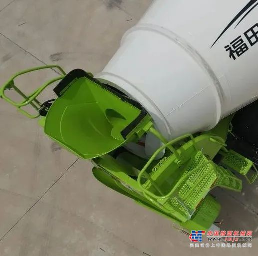 	福田雷萨两桥搅拌车虽然体型紧凑，但其装载容量却令人瞩目。严格按照法规要求设计，其公告尺寸在同行业中名列前茅，上牌更便利，大容量罐体保障客户效益,多拉多赚。同时，低重心的罐体设计使得车辆在营运过程中更加稳定，为车友们提供了安心的赚钱环境。