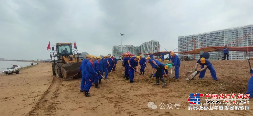 在活动现场，来自方圆集团各个部门的员工们热情高涨，早早地抵达了海滩。他们手持垃圾袋和清理工具，顶着烈日，沿着海岸线仔细搜寻并清理各类垃圾，无论是废弃的塑料瓶、包装袋，还是被海浪冲上岸浒苔等的杂物，都被一一拾起。他们不放过任何一个角落，用自己的双手还海滩一片洁净。