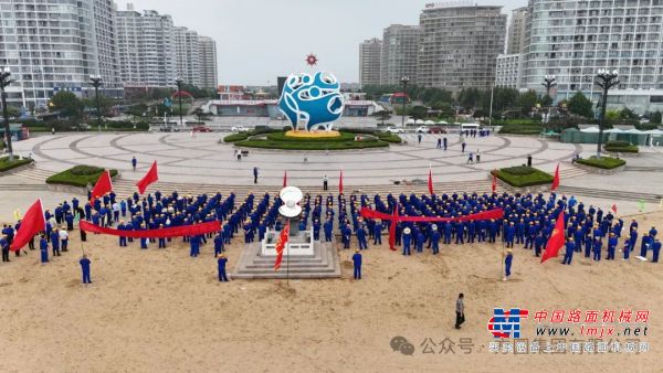 方圆集团义务清理海滩卫生活动顺利推进