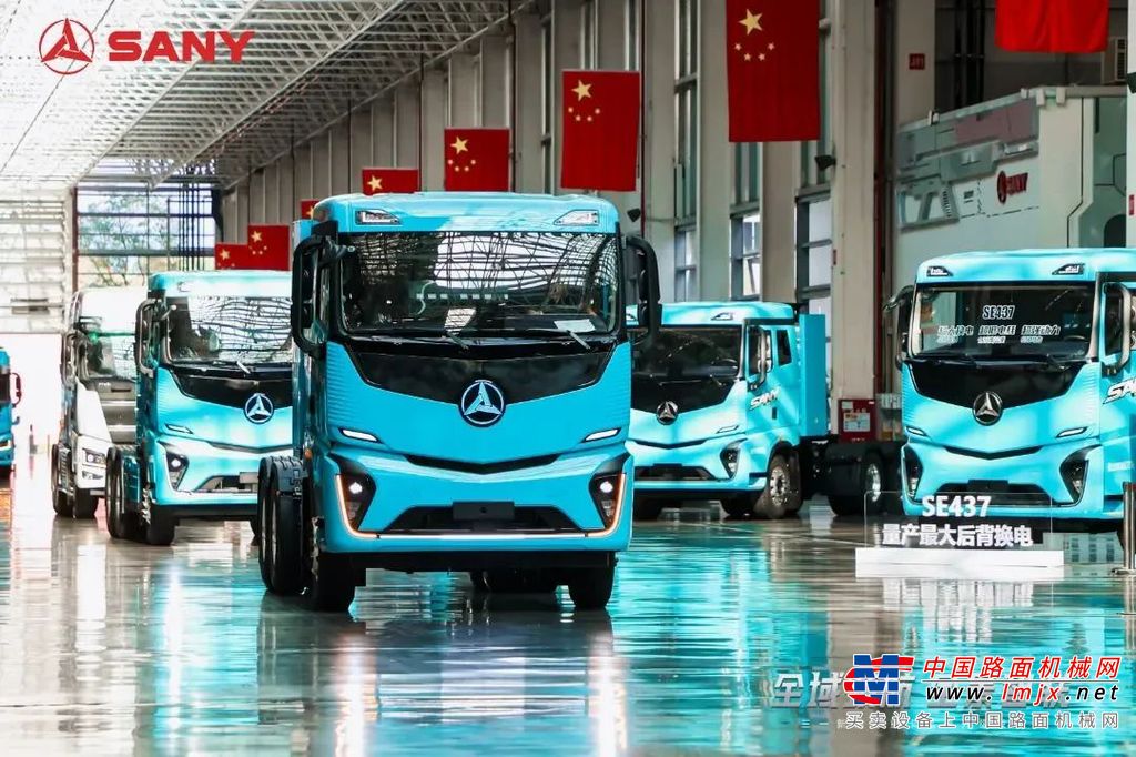 电动化1.0“油改电”时代，三一助力客户实现经济、社会双重效益；电动化2.0“正向开发”时代，坚定不移地加大研发和制造投入，推出多款全球之最的新能源重卡、换电站、魔塔电池等领先技术和产品。