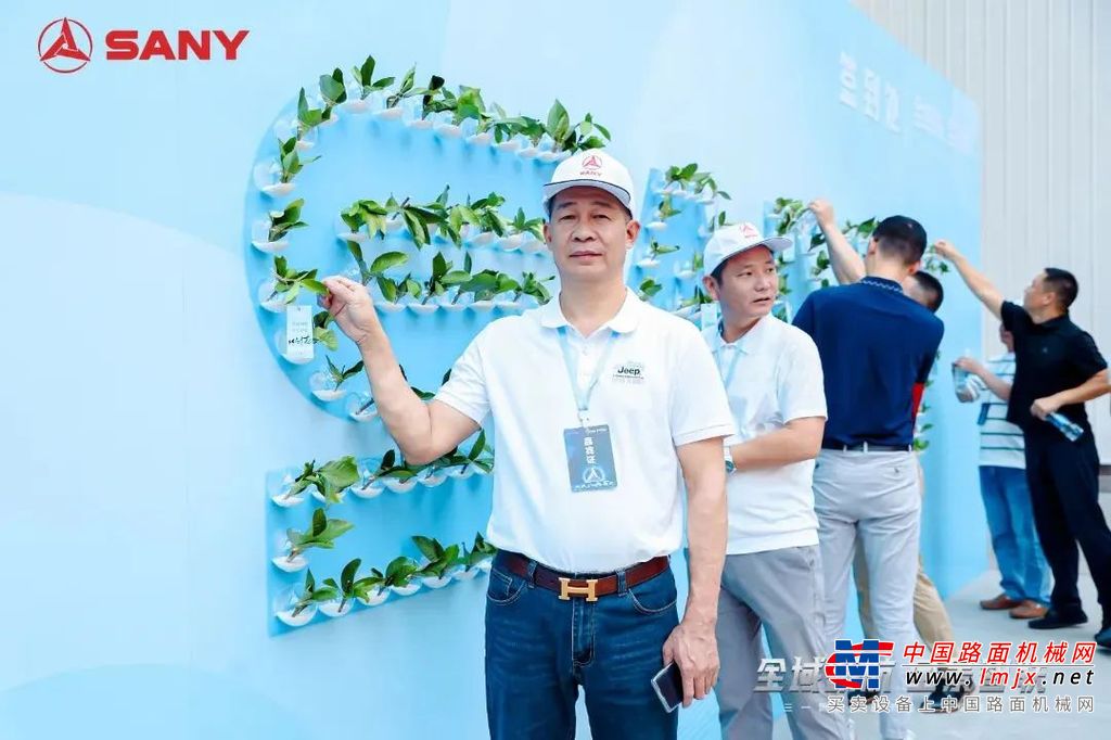 	与传统燃油时代不同，因“三电”技术的专业性，新能源重卡对服务提出了更高要求。为此，三一新能源重卡针对新能源时代，由1.0服务品牌“至诚服务”正式升级为2.0服务品牌“卡圣直服”。