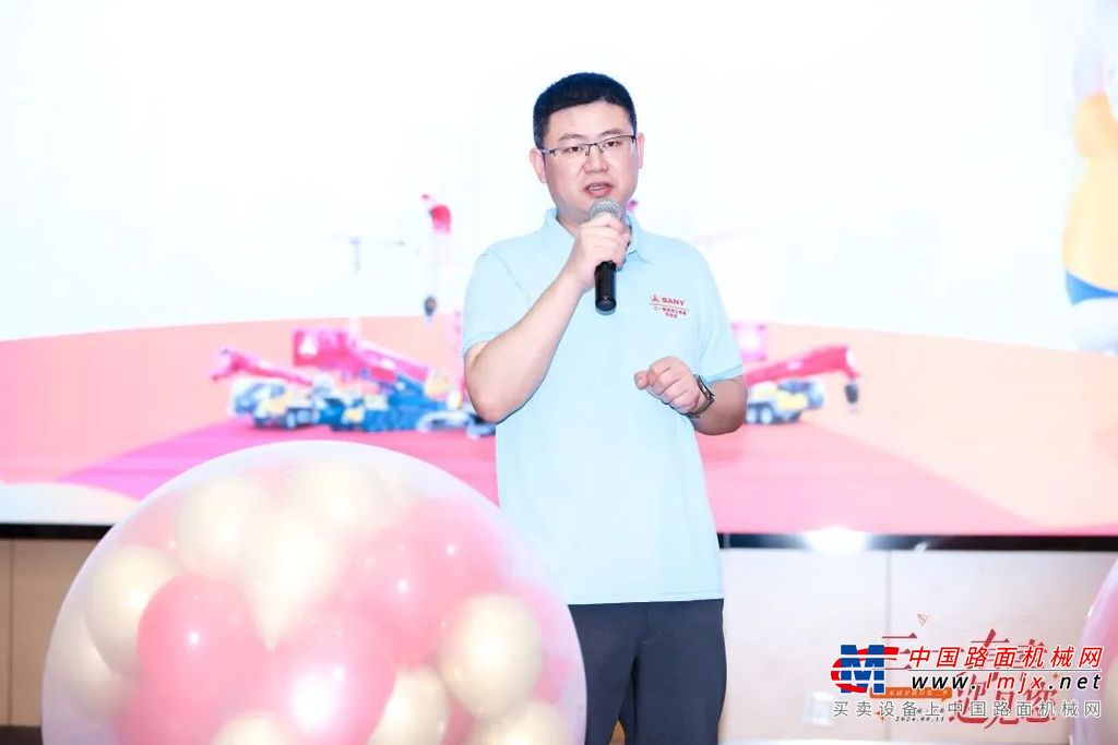 	上午十点，参加活动的员工和家属齐聚一堂举行启动仪式，共同观看了《三一与祖国同行》《传奇三一》等纪录片，了解了三一从创立之初到如今的发展历程。
