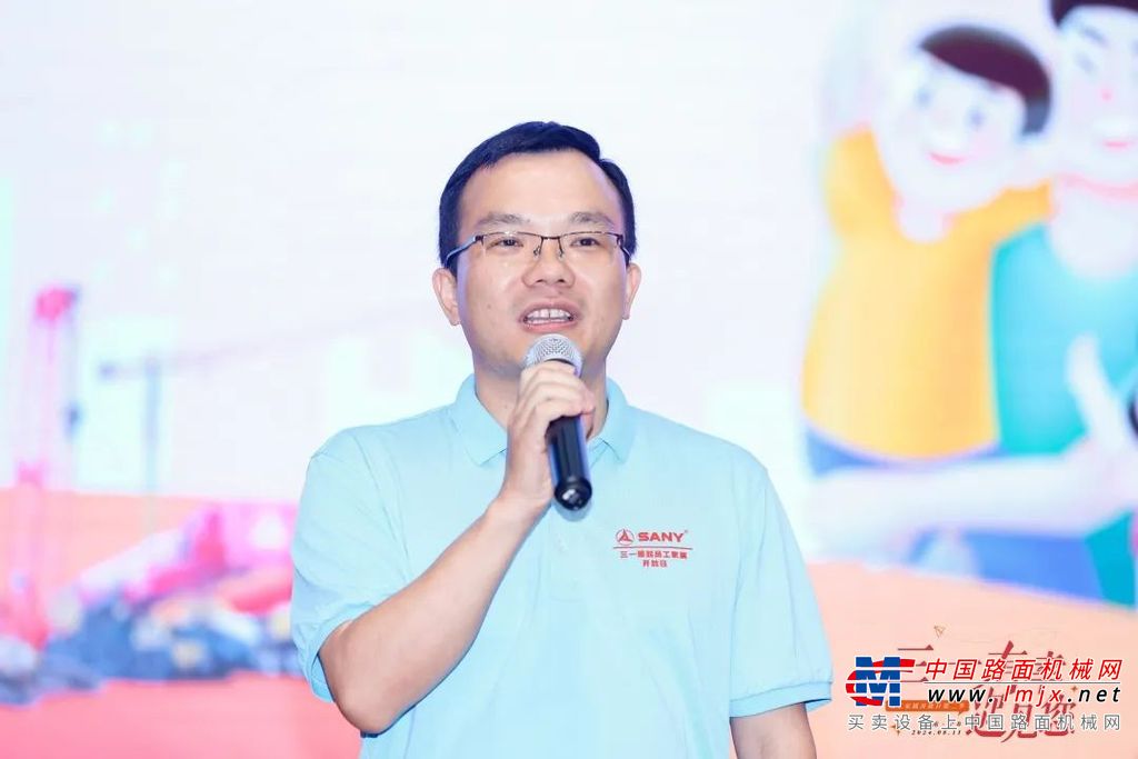 下午，三一基金会秦智亮先生为参加活动的小朋友带来了一堂生动的公益课堂。员工带领家属在欣赏园区景色的同时，让小朋友学习到了更多植物的知识。课堂之后，大家用捡到的树叶制作手工环保袋。完成环保袋制作的家庭，获得了社会实践证书和三一公益徽章。