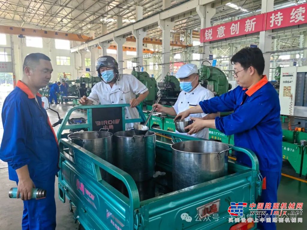 在生产方面，方圆集团加强了设备的维护保养，针对高温高湿天气可能对设备造成的影响，增加了巡检频次，及时发现并解决潜在的隐患，确保设备的稳定运行。此外，还加强了原材料和产品的储存管理，采取了防潮、防晒等措施，保障产品质量不受环境因素的影响。