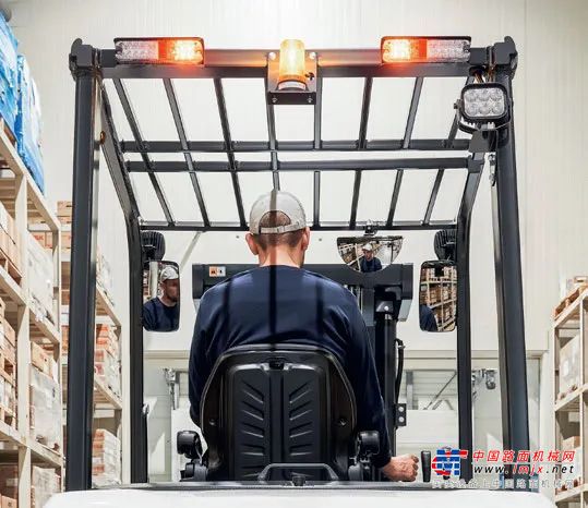 想象一下，山猫B50X7叉车轻松托起5吨重物，如同举重冠军稳稳举起杠铃，每一次起升、每一次移动，都展现出惊人的动力与响应速度。4.7米的最大起升高度，让它在各种复杂工况下游刃有余，如同运动员在赛场上灵活转身，轻松应对各种挑战。山猫B50X7电动叉车以其卓越的性能和环保优势，正演绎着一场力量与绿色的双重盛宴。