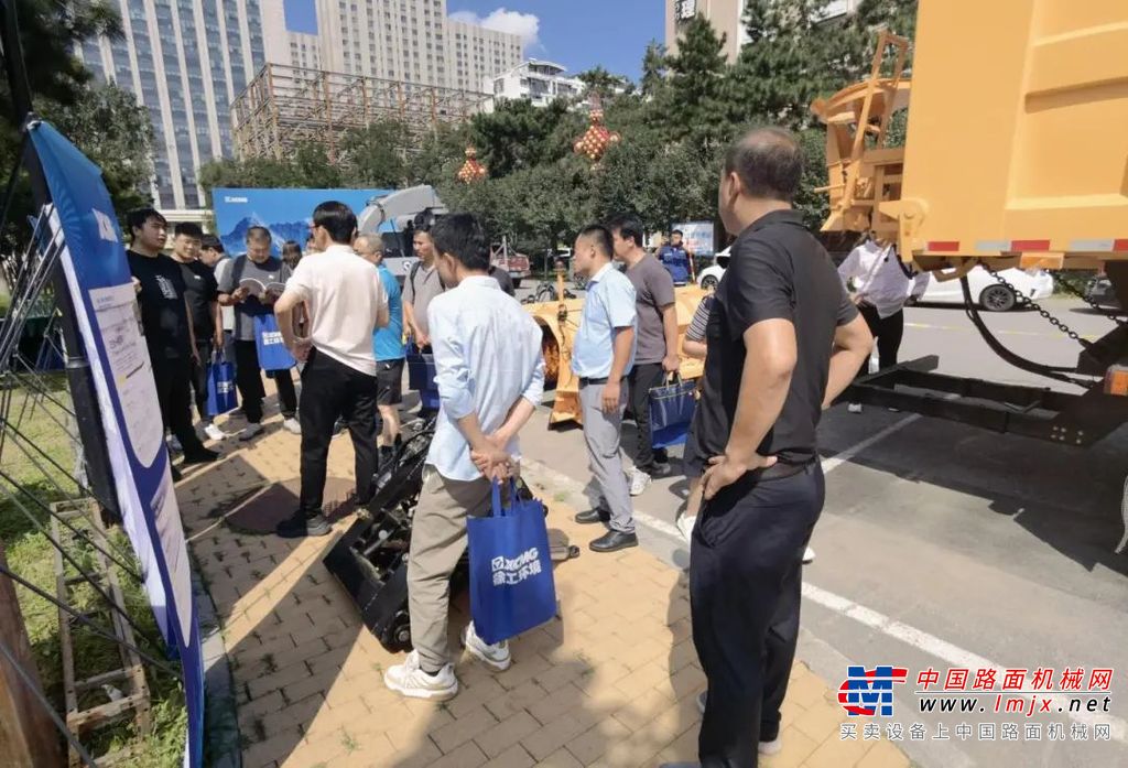 	未来，徐工将继续站在科技创新的前沿，以更加坚定的步伐引领智慧环卫的新时代。在这个充满挑战与机遇的未来图景中，徐工成套化除雪设备将继续发挥技术优势，清积雪保畅通，与您一路同行！