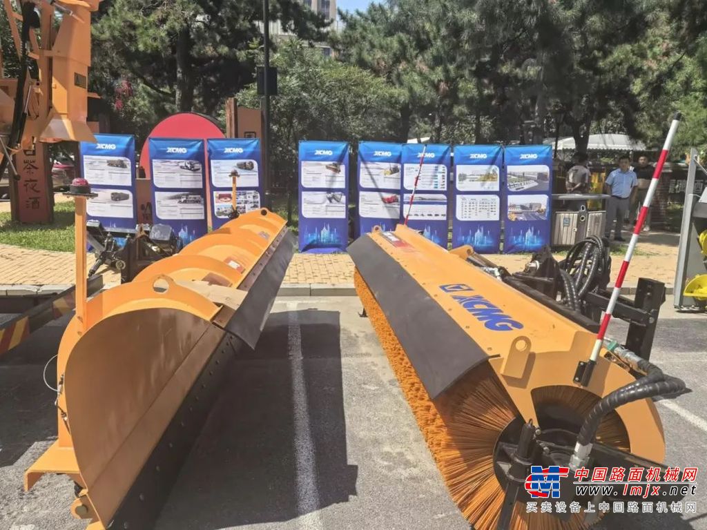 				8月15日下午，由北京市城管委冬季除冰雪小组带队，携手当地多家环卫单位一行21人，在辽宁省沈阳市辽宁大厦，实地考察了徐工冬季除冰雪装备，旨在通过实地考察与交流，探索更适合北京冬季特点的除冰雪解决方案，为今年的雪季做准备。