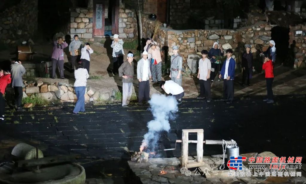 实景演出以家喻户晓的海阳地雷战故事为主线，时长40分钟，通过舞台剧与夜间实景相结合的表现形式，表演者们以引人入胜的表演技艺、动感谐趣的打斗设计及惊奇震撼的特技、影视烟火爆破的特效场面贯穿全剧，来演绎海阳抗战儿女为了保卫家国、自制地雷抗击侵略者的壮举，展现了海阳人民不屈不挠、不怕牺牲、英勇顽强的革命精神。