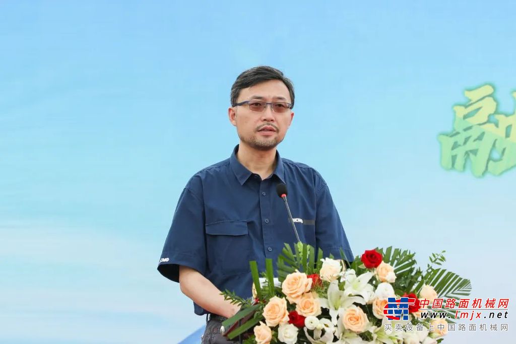 	近日，在山东西南部某大型能源发展集团旗下绿色港口基地圆满完成，首批10台徐工纯电动装载机批量交付。