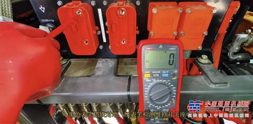 	  请正确佩戴好安全帽、绝缘鞋、绝缘手套。准备万用表用于测量电压，万用表使用前需进行校表确认，保证测量值安全可靠。绝缘手套需做气密性实验，手套袖口卷起至手掌部鼓起，按压检查是否破损及耳听有无漏气。两只手套检查完好方可进行下一步工作。