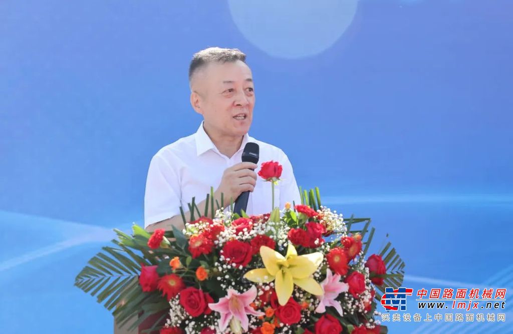 	近日，徐工环境与武汉光谷城市运营管理有限公司联合举办了“聚势开源 共享未来”纯电动环卫车批量交付仪式。徐工环境副总经理叶钢出席见证交车仪式并发表讲话。